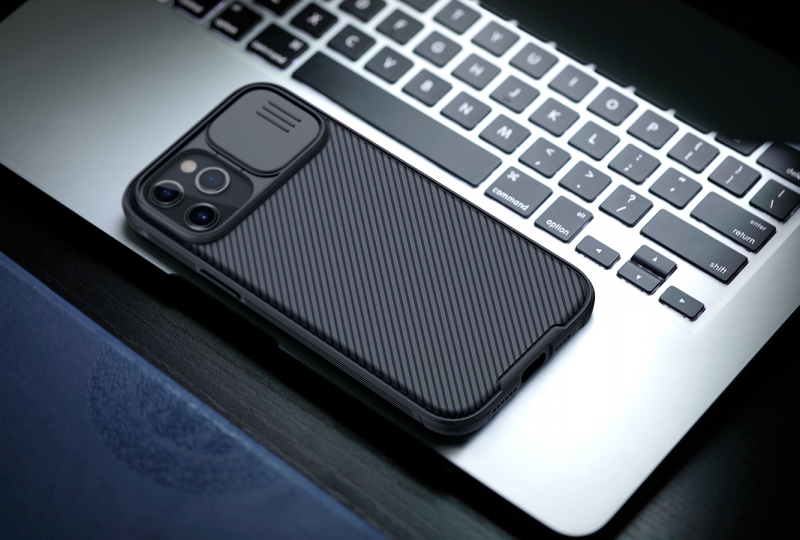Ốp Lưng iPhone 12 Pro Max Nillkin CamShield thiết kế dạng camera đóng mở giúp bảo vệ an toàn cho Camera của máy, màu sắc đen huyền bí sang trọng rất hợp với phái mạnh.